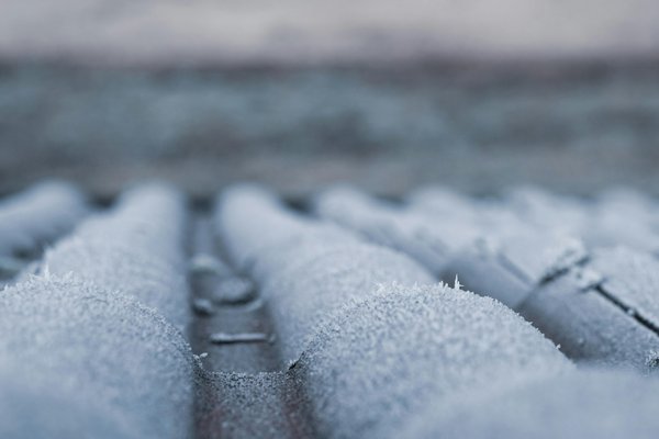 Traitement anti-mousse hydrofuge toiture : solutions durables et efficaces